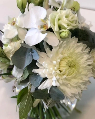 Snowballs Choice - A striking arrangement of classic white flowers, perfect for those who can enjoy the flowers as they arrive.