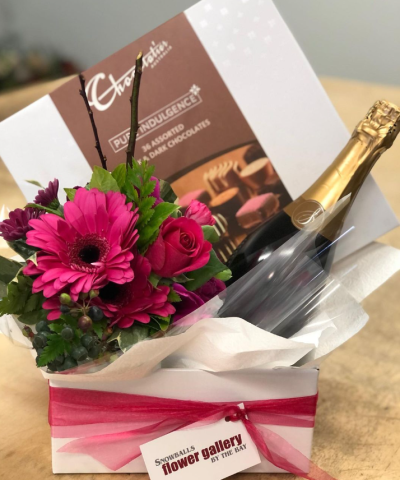 Bubbles n More - The perfect gift to say "Thank You" or Happy Birthday".
A posy filled with happiness, a bottle of bubbly and delicious Chocolatier chocolates.