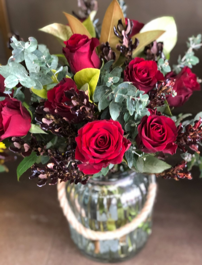 Packed with love - Great things come in small packages. These beautiful roses are designed in a small vase. Great for an office desk, bedside table or to sit on your coffee table.